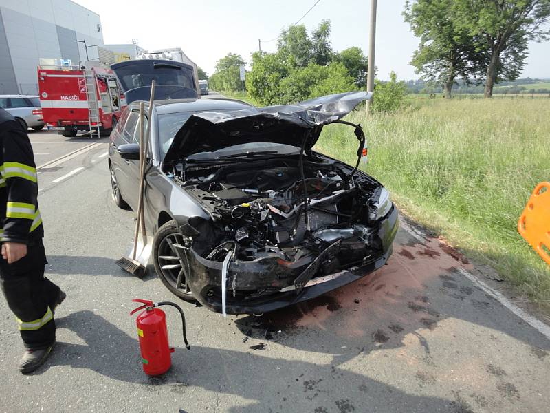 K nehodě dvou osobních a jednoho nákladního vozidla došlo ve středu ve Lhotě za Červeným Kostelcem. Jeden člověk byl při nehodě zraněn.