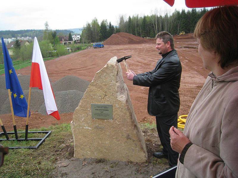 Výstavba sportovního areálu v Meziměstí byla zahájena poklepem na základní kámen.