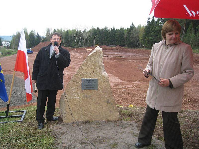 Výstavba sportovního areálu v Meziměstí byla zahájena poklepem na základní kámen.