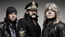 MOTÖRHEAD je již přes tři dekády synonymem pro divokou, rychlou, hlasitou a nevázanou  jízdu. Generál Lemmy (uprostřed) míří do pevnosti Josefov. 