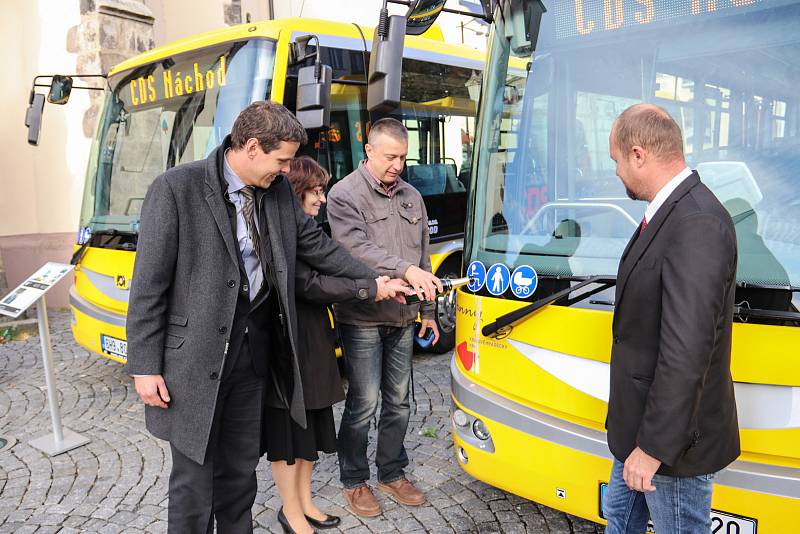 Na Masarykově náměstí v Náchodě byly pokřtěny dva nové elektrobusy. Dostaly pro Náchod  výstižná