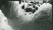 Uvězněné lokomotivy a vlak ve sněhové závěji v Novém Městě nad Metují na začátku ledna 1941.