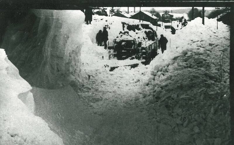 Uvězněné lokomotivy a vlak ve sněhové závěji v Novém Městě nad Metují na začátku ledna 1941.