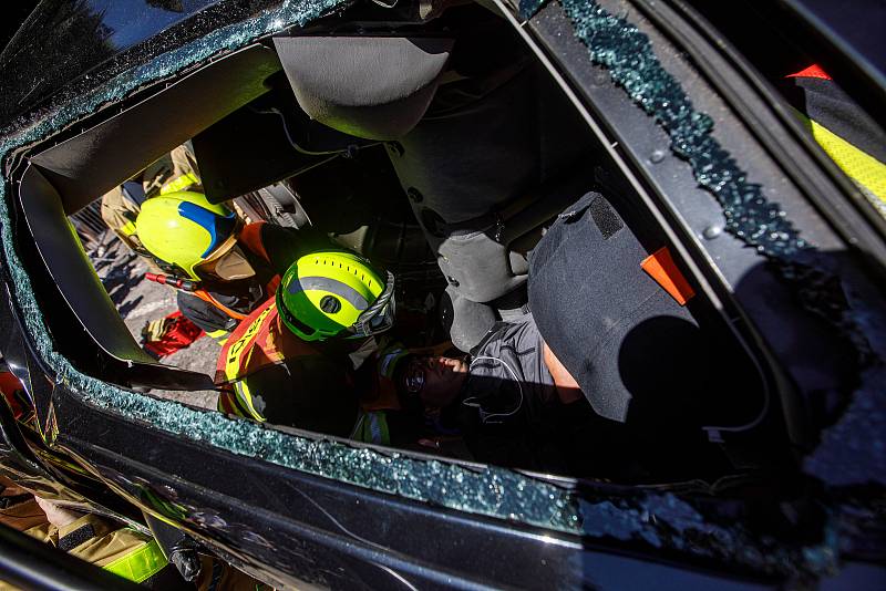 Vyprošťování zraněných osob z havarovaných vozidel je vysoce specifickou činností. Jediní, kdo tyto speciální záchranné činnosti vykonávají, jsou právě hasiči.