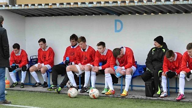 DŮRAZNOU poločasovou domluvu si svěřenci náchodského trenéra Hromádka vzali k srdci a ve druhém poločase předváděli podstatně lepší výkon.