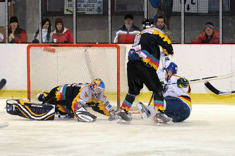 HC Hronov – HC Dvůr Králové nad Labem 6:3 (2:1, 1:0, 2:2) – stav série 1:0. 