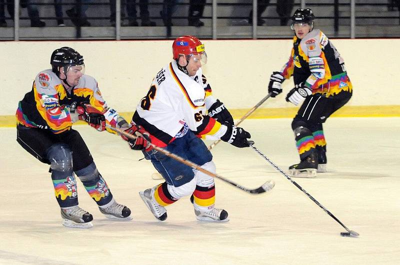 HC Hronov – HC Dvůr Králové nad Labem 6:3 (2:1, 1:0, 2:2) – stav série 1:0. 