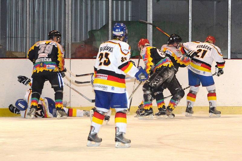 HC Hronov – HC Dvůr Králové nad Labem 6:3 (2:1, 1:0, 2:2) – stav série 1:0. 