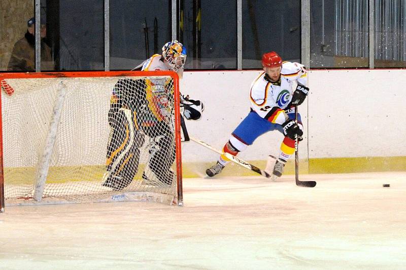 HC Hronov – HC Dvůr Králové nad Labem 6:3 (2:1, 1:0, 2:2) – stav série 1:0. 