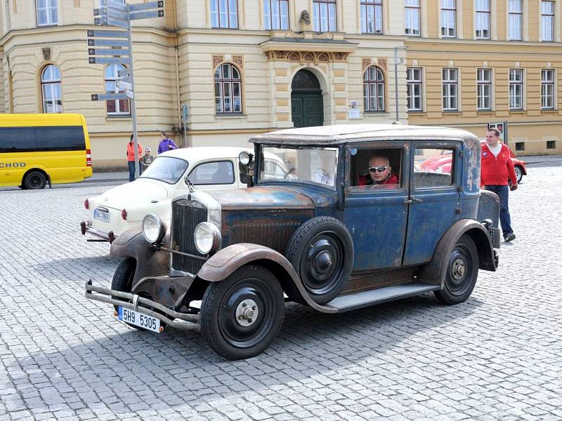 Než vypustí vodu z chladičů a zazimují své historické skvosty, vyjeli si o víkendu členové KHV Metuje na svou poslední letošní vyjížďku. 