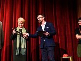 Zlatý odznak J. K. Tyla obdržela Ludmila Šmídová, režisérka a herečka Náchodské divadelní scény, za dlouholetý přínos ochotnickému divadlu v oblasti režie, herectví a organizační práce.
