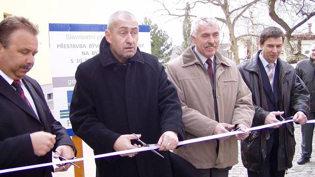 Slavnostního přestřižení pásky nového bytové domu se ujali (zleva) zástupce firmy Kobla Pečky, starosta Tomáš Hubka a jeho zástupce Josef Daňsa.