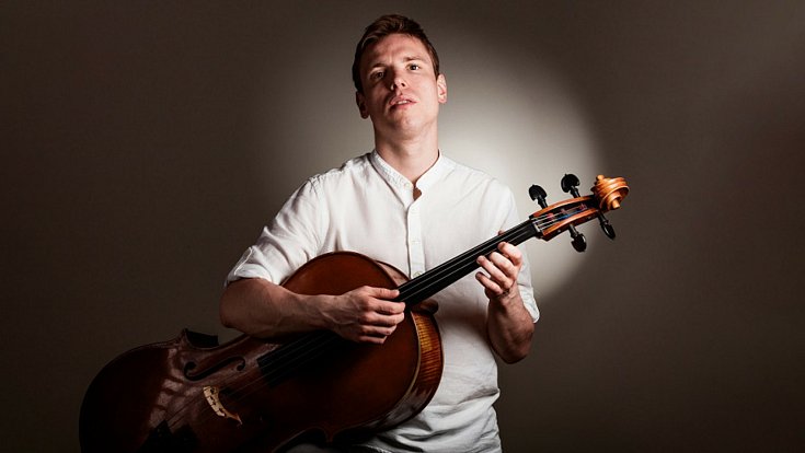 Samozvaný zakladatel cello-folku a brněnský muzikant Pavel Čadek je špičkou violoncellového písničkářství.