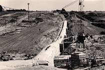 Rok 1967. Rozkoš stavba přehrady u Spyty.