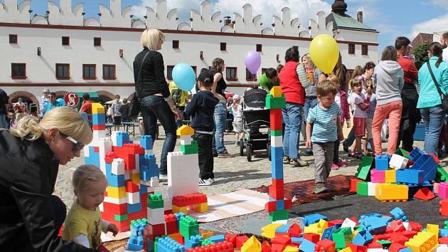 STOVKY DĚTÍ se v sobotu rojily na náměstí renesanční perly východních Čech, Nového Města nad Metují. Na oslavu Dne dětí a zároveň k příležitosti pětadvaceti let spolupráce s německým městem Hilden em se zde konal Kinderfest. 