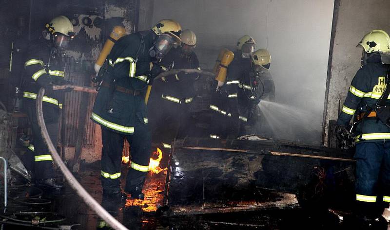 Požár lakovny v Novém Městě nad Metují.