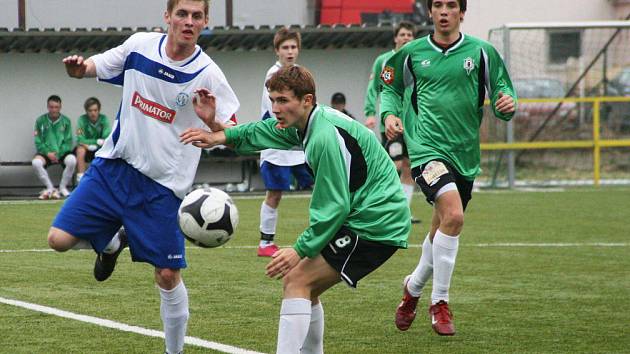 Náchodští starší dorostenci (v bílém) sehráli proti jablonecké rezervě povedené utkání, které nakonec vyhráli 4:1. 