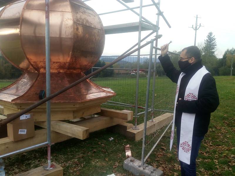 Sanktusník i kříž svěcenou vodou požehnal farář Martin Lanži.