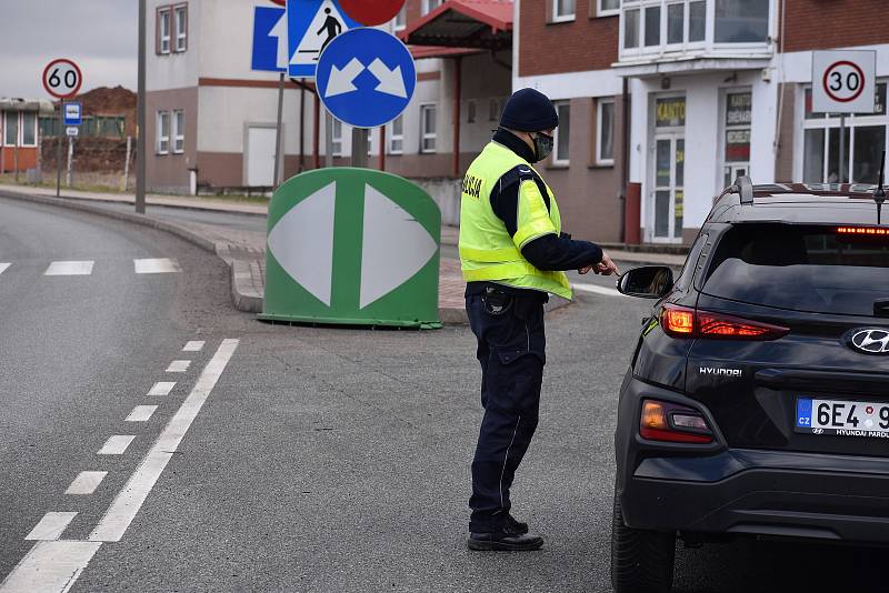 Během deseti minut policista vrátil zpět do Čech tři vozidla. Neměli potvrzení o negativním testu na Covid-19. Za tři hodiny služby vrátil takto 40 vozidel. Naprostá většina tvrdila, že test mají, ale že si ho zapomněli doma.