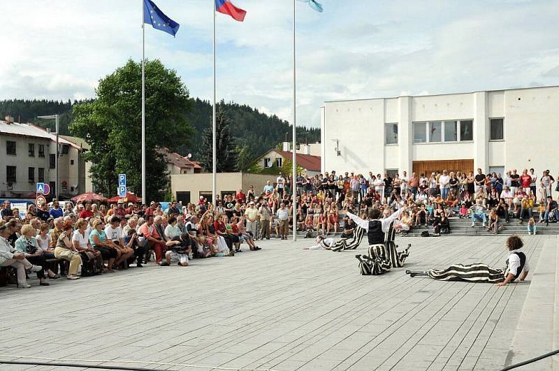 V sobotu odpoledne byl v Hronově na náměstí oficiálně slavnostně zahájen 81. ročník Jiráskova Hronova. Před divadlem zahrála skupina Geisslers Hofcomoedianten Kuks scénku Křesťanské hodiny.  