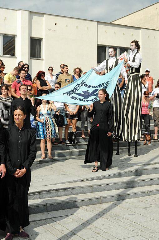 V sobotu odpoledne byl v Hronově na náměstí oficiálně slavnostně zahájen 81. ročník Jiráskova Hronova. Před divadlem zahrála skupina Geisslers Hofcomoedianten Kuks scénku Křesťanské hodiny.  