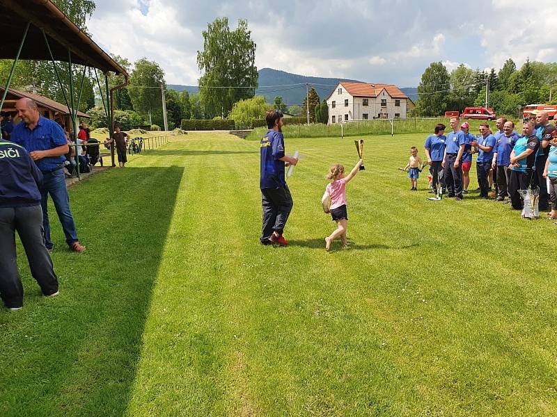 Na zeleném trávníků se odehrála tradiční hasičská soutěž v požárním sportu.