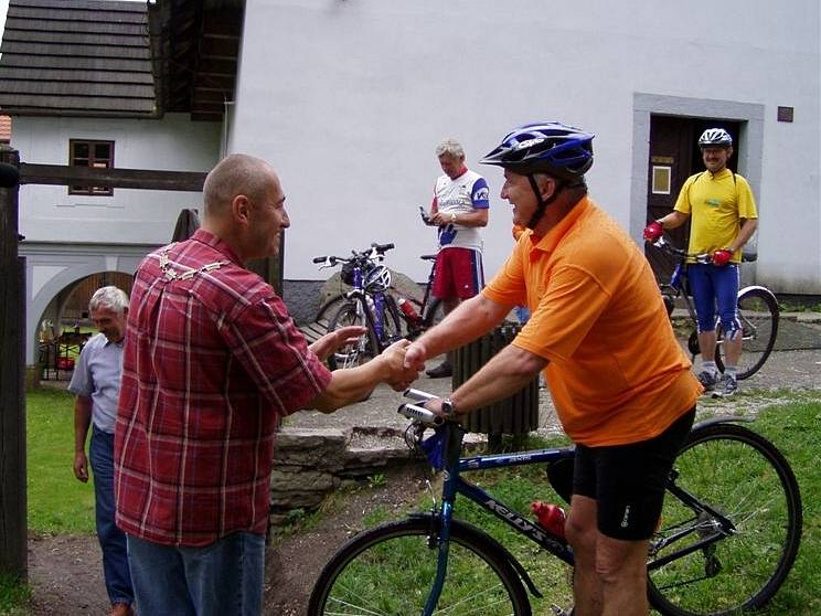 Starosta České Skalice Tomáš Hubka (vlevo) vítá v Ratibořicích hejtmana Královéhradeckého kraje Pavla Bradka.