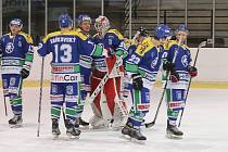 Hokejisté Hronova na ledě Řisut, přesněji ve Slaném, nastříleli pět branek, což jim stačilo na důležité tři body.