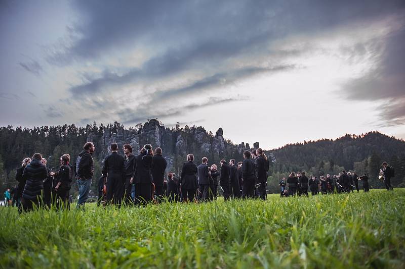 Mladý orchestr vzdal hold přírodě, skály naslouchaly dialogu Země a člověka