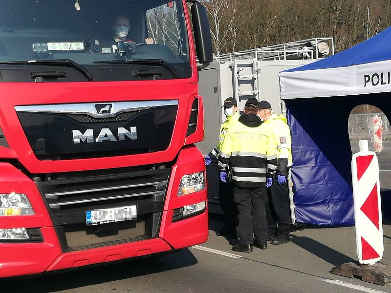 Policisté na přechodu v Náchodě. Foto: Policie ČR