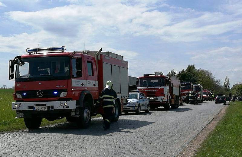 U letiště v Josefově se do pole řepky zřítil větroň