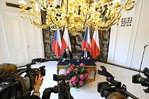 Prezidenti ČR a Polska Miloš Zeman (vpravo) a Andrzej Duda vystoupili na tiskové konferenci po společném jednání. 27. dubna 2022, Pražský hrad.