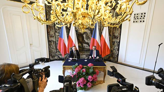 Prezidenti ČR a Polska Miloš Zeman (vpravo) a Andrzej Duda vystoupili na tiskové konferenci po společném jednání. 27. dubna 2022, Pražský hrad.