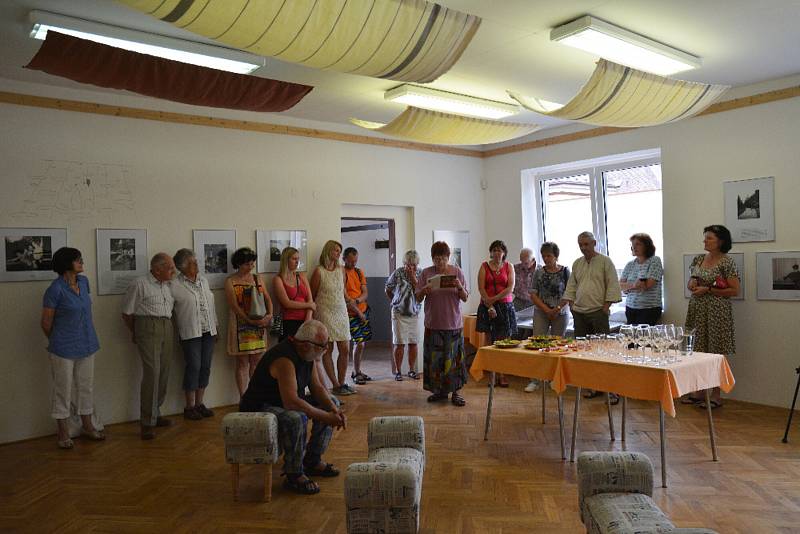 V komorním prostředí Zeleného domečku představuje spolek Apeiron drobný výřez fotografické tvorby Karla Čapka. Expozice je doplněna o několik reprodukcí kreseb Karla Čapka, jak je autor nechal otisknout třeba společně se svými fejetony nebo v knihách.