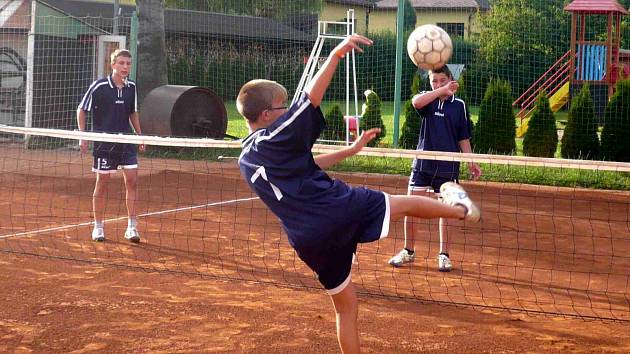 V DOLNÍ RADECHOVÉ se zatím o nohejbalovou budoucnost obávat nemusejí.