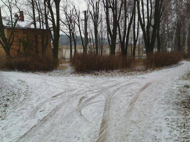 DO ULICE U STARÝCH LÁZNÍ lupič prchal, sem ho vystopoval policejní pes. Tady ale stopa končila, neboť zde čekalo auto. 