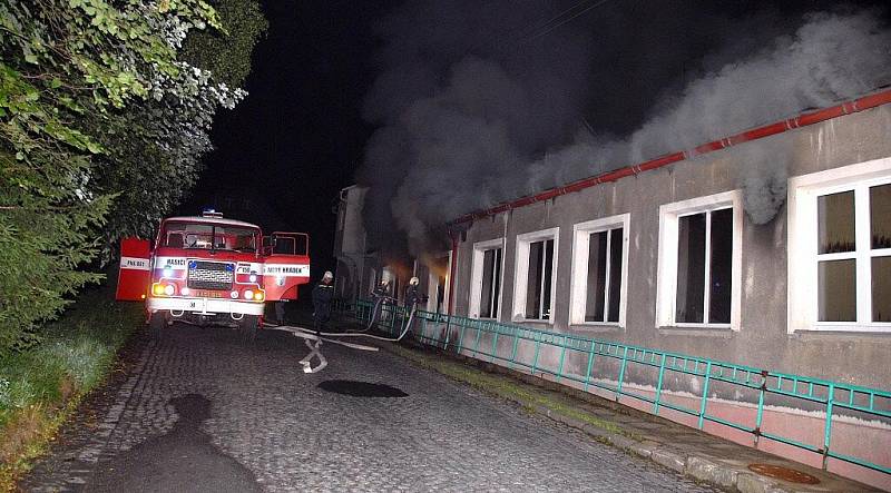 Požár objektu firmy na výrobu hraček v Novém Hrádku.