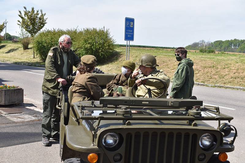 I přes všechny zákazy a omezení považovali příznivci vojenské historie za důležité připomenout 25. výročí Mise Velichovky a zachovat tak kontinuitu navzdory tomu, že jim okolnosti nepřály.