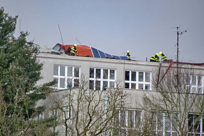 Vichřice Sabine se v pondělí kolem 15. hodiny dostala i pod plášť střechy na budově ZŠ TGM v Náchodě, kde nadzvedla plechovou krytinu i s fotovoltaickými panely.