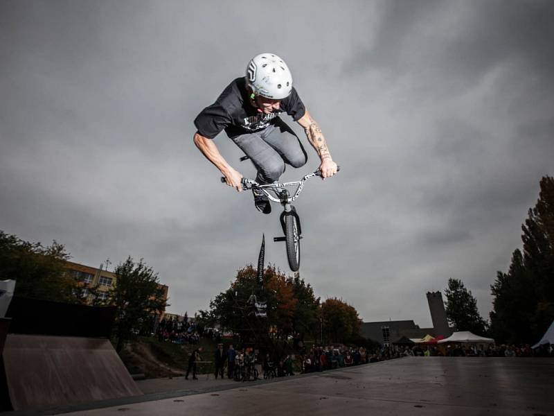 Novoměstský skatepark opět ožil. Místní sdružení zde pořádalo další bikerské závody nazvané Fall Bye Jam.