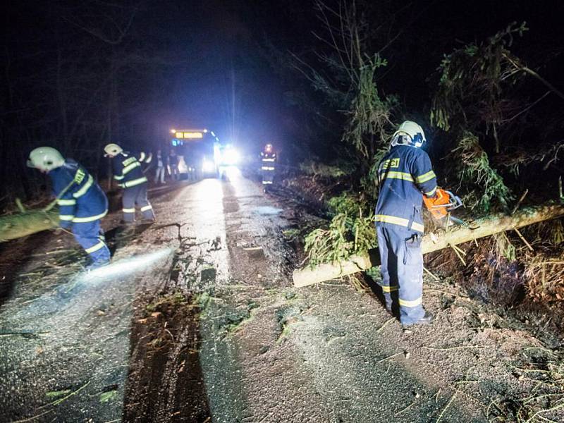 Dobrovolní hasiči z Nového Města nad Metují společně s profesionálními hasiči z Dobrušky odstraňovali spadlý strom na silnici z Nového Města nad Metují směrem na Zákraví. 