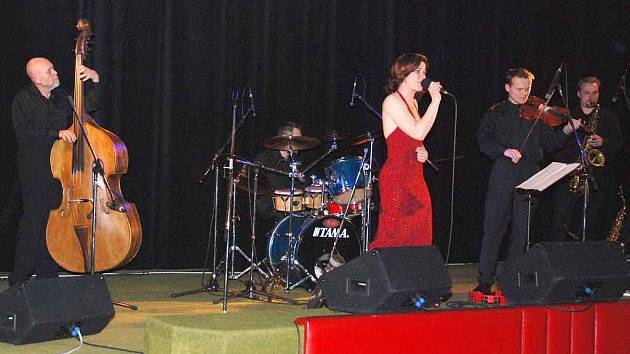 Náchodská šansonová kapela 6 Na Chodníku oslavila koncertem své roční působení na hudební scéně.