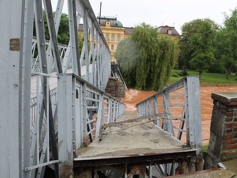 Povodeň loňského června, při které se mostní pilíř rozlomil a most spadl do rozvodněného Labe. 