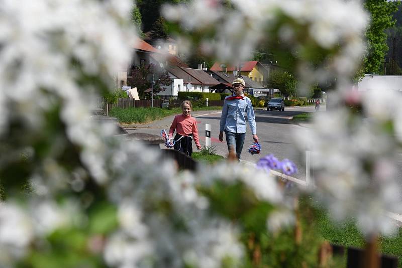 Dříve povinnost, dnes recese. Aneb bražečtí vytáhli mávátka a proletářská hesla