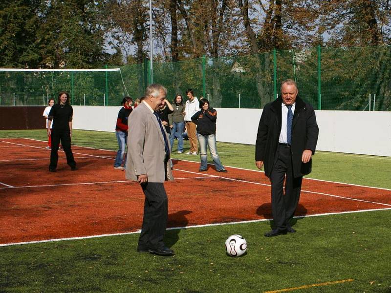 Za účasti hejtmana Královéhradeckého kraje Pavla Bradíka (vpravo) se s velkou slávou otevíralo nové školní hřiště v Červeném Kostelci. To je v současné době  častým terčem vandalů.