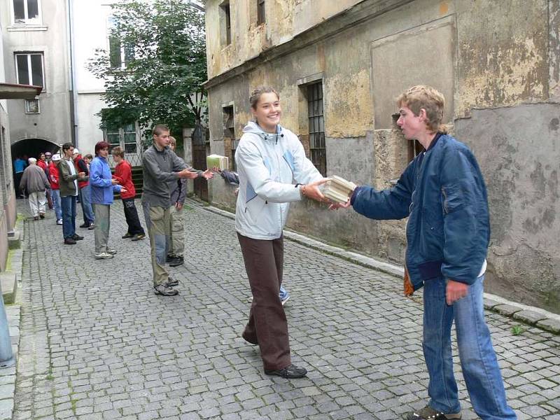 Lidé, kteří se přišli na náměstí přiložili ruce k dílu a vytvořili řetěz.