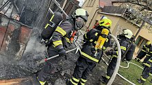 Na Kramolně hořela přístavba u garáže, hasily ji čtyři jednotky hasičů.