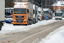 Dopravní koplikace v důsledku silného sněžení. Náchod zablokovali kamiony.