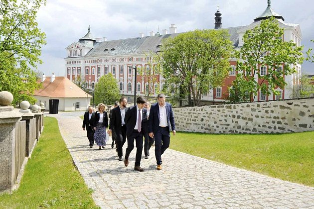 Velvyslanec Spojených států v České republice Andrew H. Schapiro zavítal v pátek 13. května i do Broumova. 