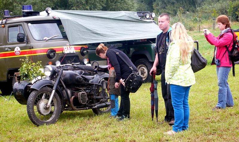 Předváděcí akci plovoucí těžké military techniky a vojenských vozidel si v sobotu na břehu Rozkoše nenechali ujít nadšenci pro vše vojenské. 